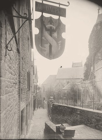 L'enseigne Au Dauphin et son blason, vers 1927